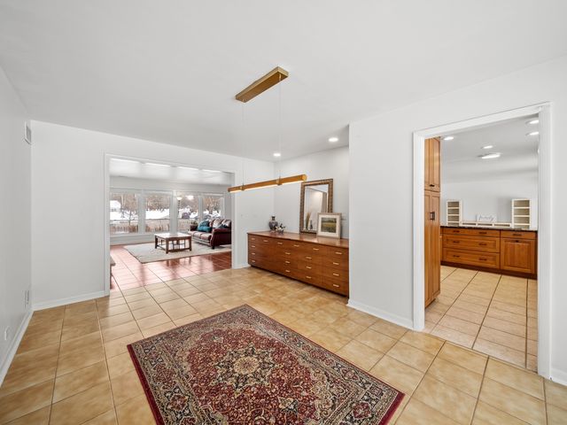 16 Yorkshire Drive, Lincolnshire, IL 60069