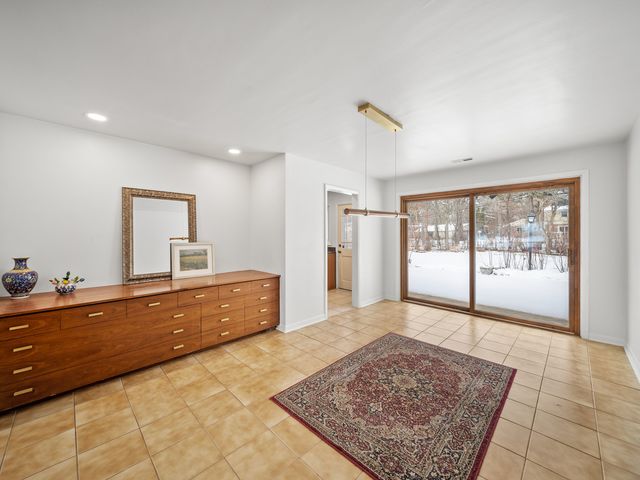 16 Yorkshire Drive, Lincolnshire, IL 60069