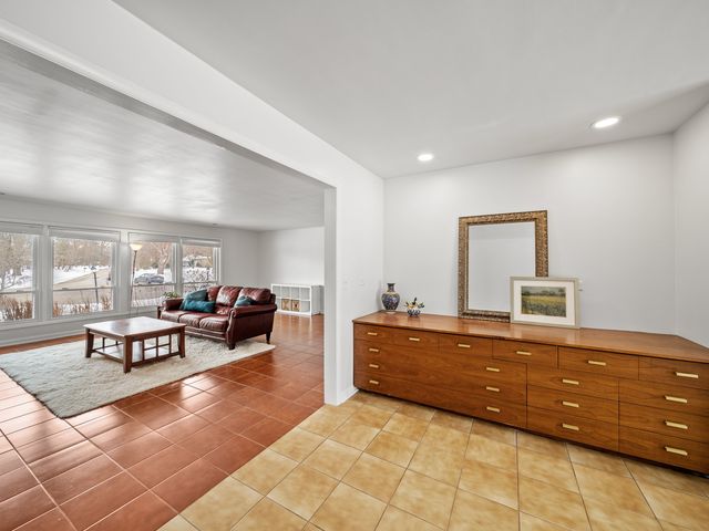 16 Yorkshire Drive, Lincolnshire, IL 60069