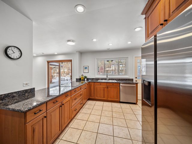 16 Yorkshire Drive, Lincolnshire, IL 60069