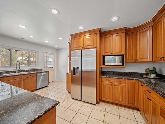 16 Yorkshire Drive, Lincolnshire, IL 60069