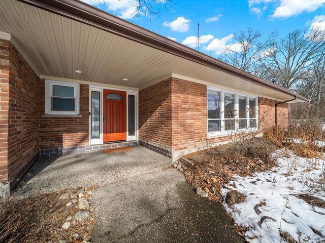 16 Yorkshire Drive, Lincolnshire, IL 60069