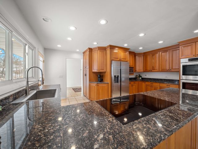 16 Yorkshire Drive, Lincolnshire, IL 60069