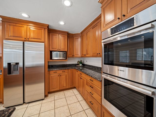 16 Yorkshire Drive, Lincolnshire, IL 60069