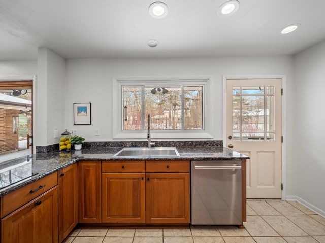 16 Yorkshire Drive, Lincolnshire, IL 60069