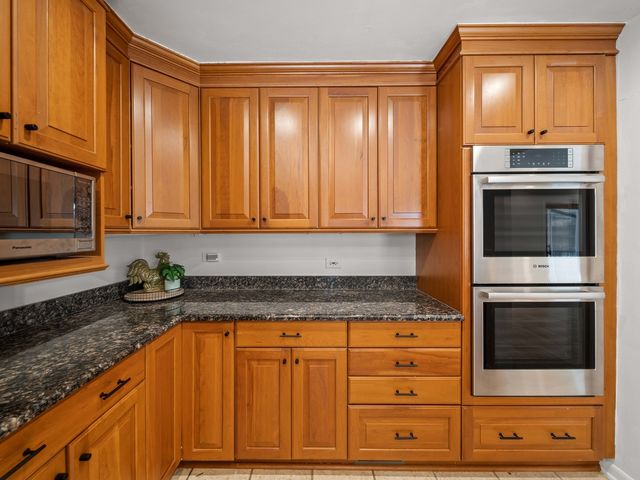 16 Yorkshire Drive, Lincolnshire, IL 60069