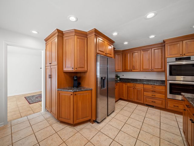 16 Yorkshire Drive, Lincolnshire, IL 60069