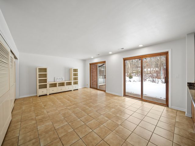 16 Yorkshire Drive, Lincolnshire, IL 60069