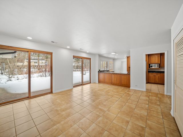 16 Yorkshire Drive, Lincolnshire, IL 60069