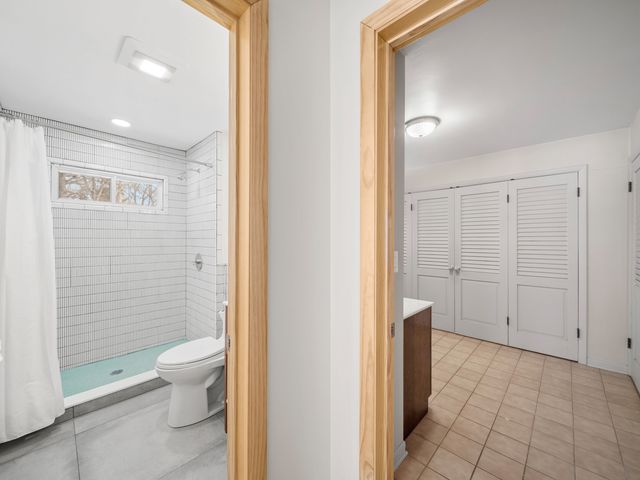 16 Yorkshire Drive, Lincolnshire, IL 60069