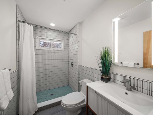 16 Yorkshire Drive, Lincolnshire, IL 60069