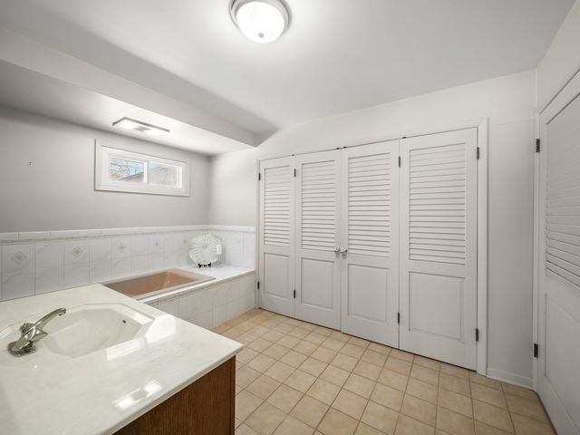 16 Yorkshire Drive, Lincolnshire, IL 60069