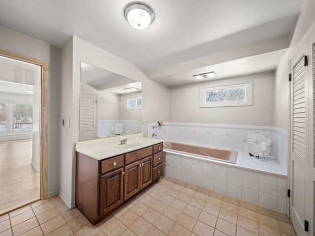 16 Yorkshire Drive, Lincolnshire, IL 60069