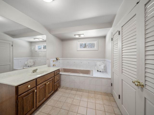 16 Yorkshire Drive, Lincolnshire, IL 60069