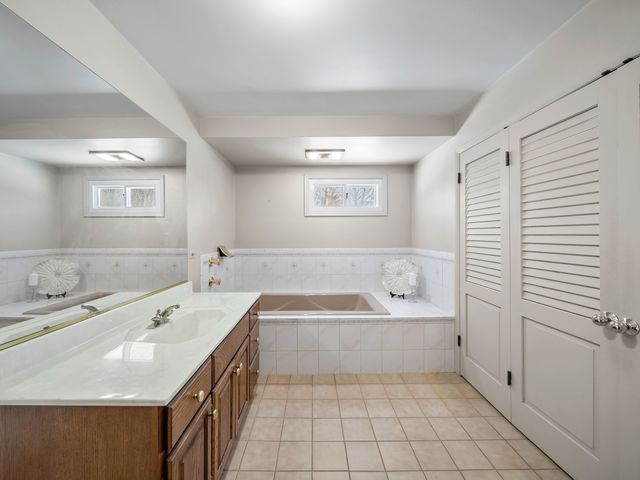 16 Yorkshire Drive, Lincolnshire, IL 60069