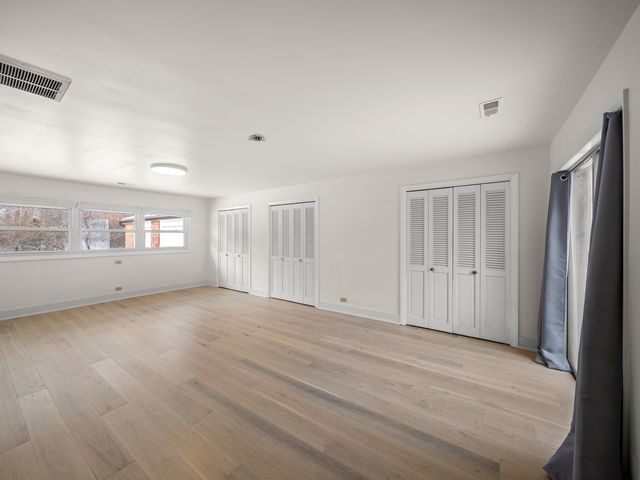 16 Yorkshire Drive, Lincolnshire, IL 60069