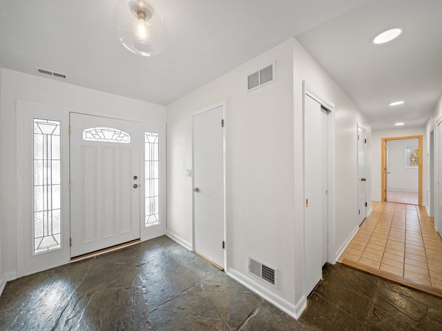 16 Yorkshire Drive, Lincolnshire, IL 60069