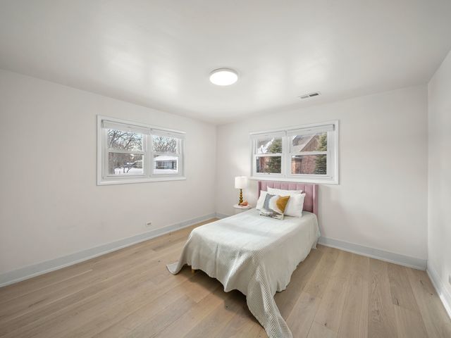 16 Yorkshire Drive, Lincolnshire, IL 60069