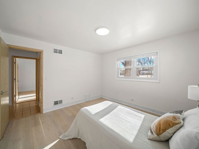 16 Yorkshire Drive, Lincolnshire, IL 60069