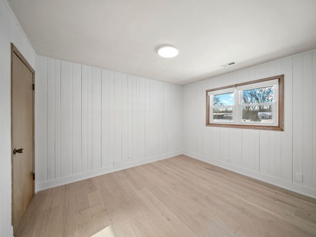 16 Yorkshire Drive, Lincolnshire, IL 60069