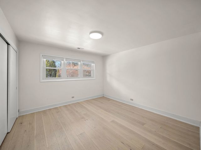 16 Yorkshire Drive, Lincolnshire, IL 60069