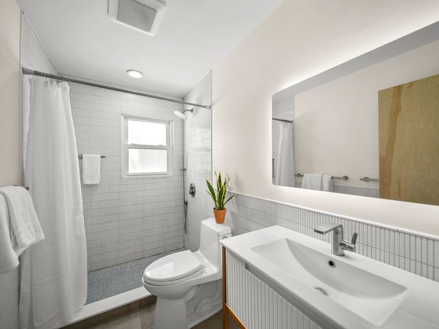 16 Yorkshire Drive, Lincolnshire, IL 60069