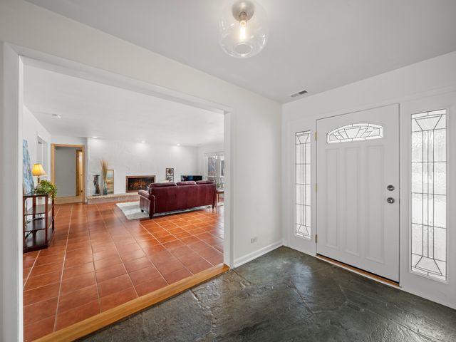 16 Yorkshire Drive, Lincolnshire, IL 60069