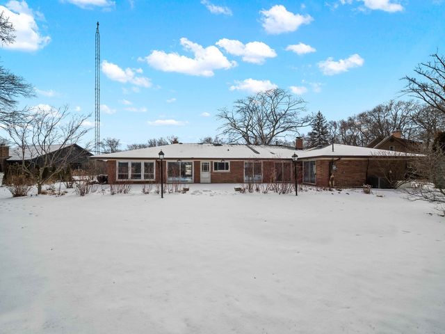 16 Yorkshire Drive, Lincolnshire, IL 60069