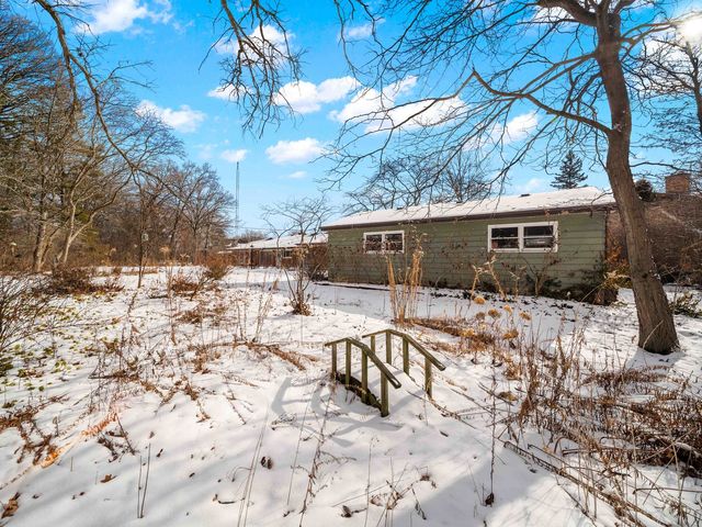 16 Yorkshire Drive, Lincolnshire, IL 60069