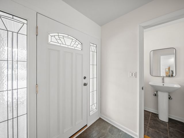 16 Yorkshire Drive, Lincolnshire, IL 60069