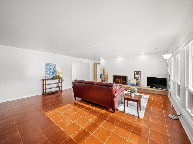 16 Yorkshire Drive, Lincolnshire, IL 60069