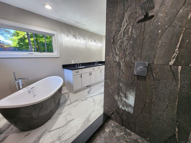 28430 Ranchwood Drive, Southfield, MI 48076