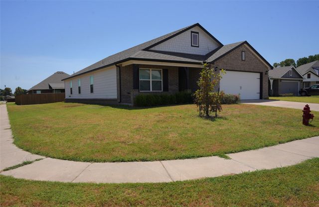 2005 W Fredericksburg Court, Broken Arrow, OK 74011