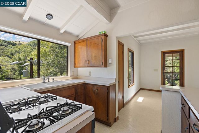 20 La Madronal, Orinda, CA 94563