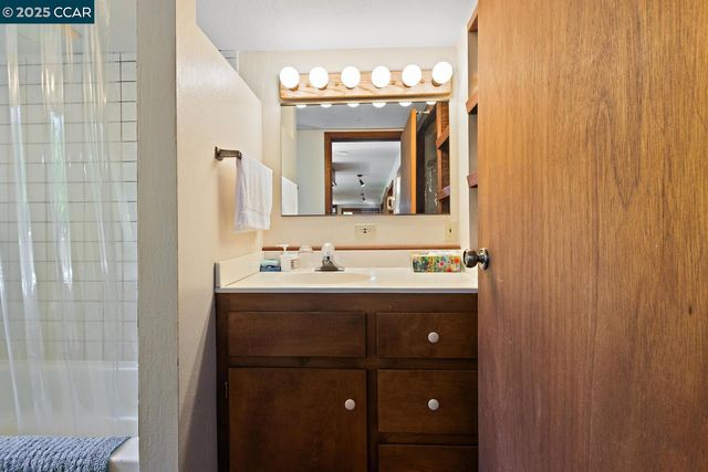 20 La Madronal, Orinda, CA 94563