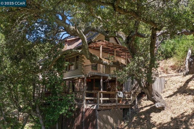 20 La Madronal, Orinda, CA 94563