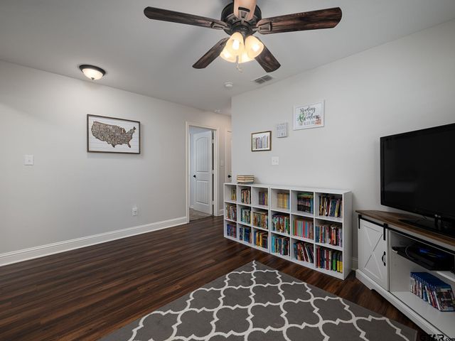 416 Hyde Park Dr, Chandler, TX 75758