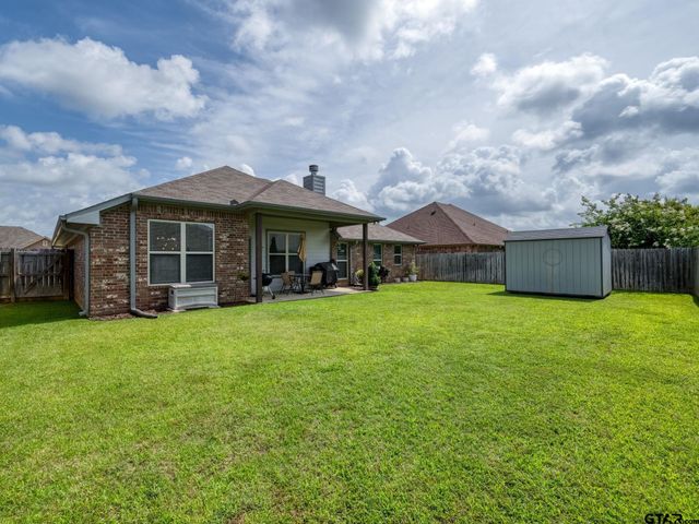 416 Hyde Park Dr, Chandler, TX 75758