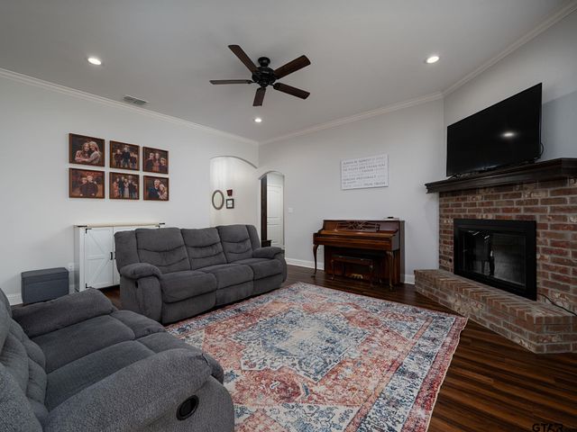 416 Hyde Park Dr, Chandler, TX 75758