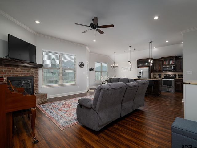 416 Hyde Park Dr, Chandler, TX 75758