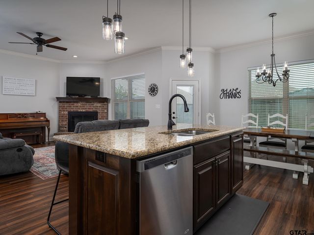 416 Hyde Park Dr, Chandler, TX 75758