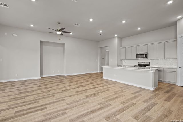 313 Ainslie St W, Castroville, TX 78009