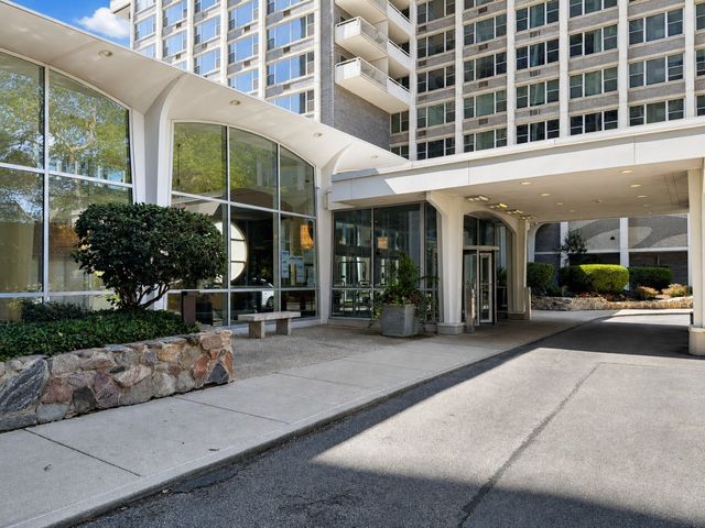 4250 N Marine Drive 716, Chicago, IL 60613