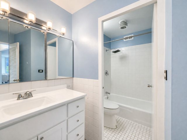 4250 N Marine Drive 716, Chicago, IL 60613