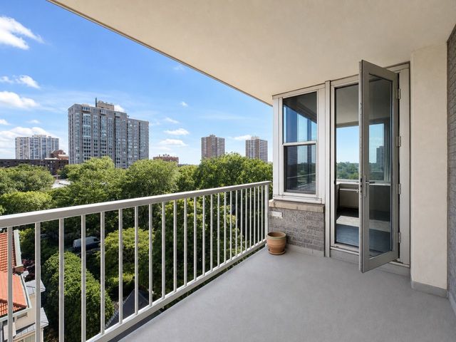 4250 N Marine Drive 716, Chicago, IL 60613