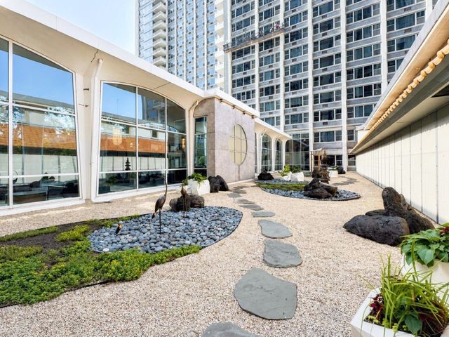 4250 N Marine Drive 716, Chicago, IL 60613