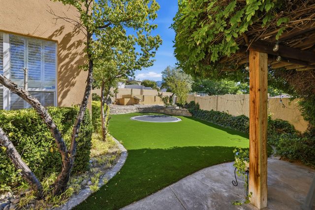 10016 Academy Knolls Drive NE, Albuquerque, NM 87111
