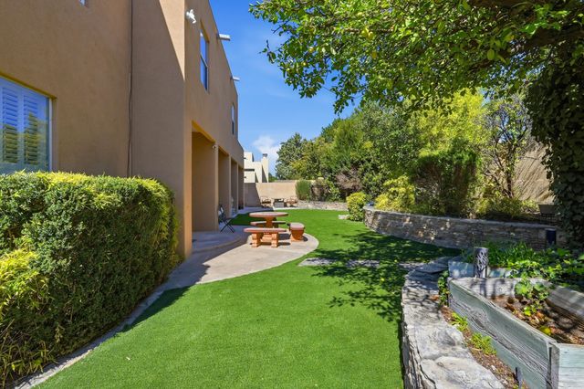 10016 Academy Knolls Drive NE, Albuquerque, NM 87111