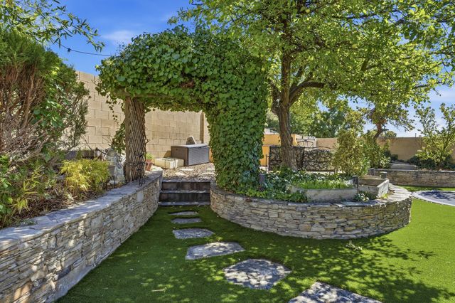 10016 Academy Knolls Drive NE, Albuquerque, NM 87111