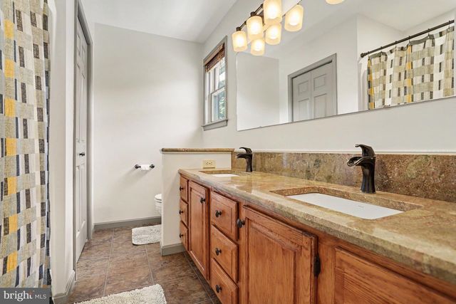 4 BROOKWOOD DR, Lititz, PA 17543